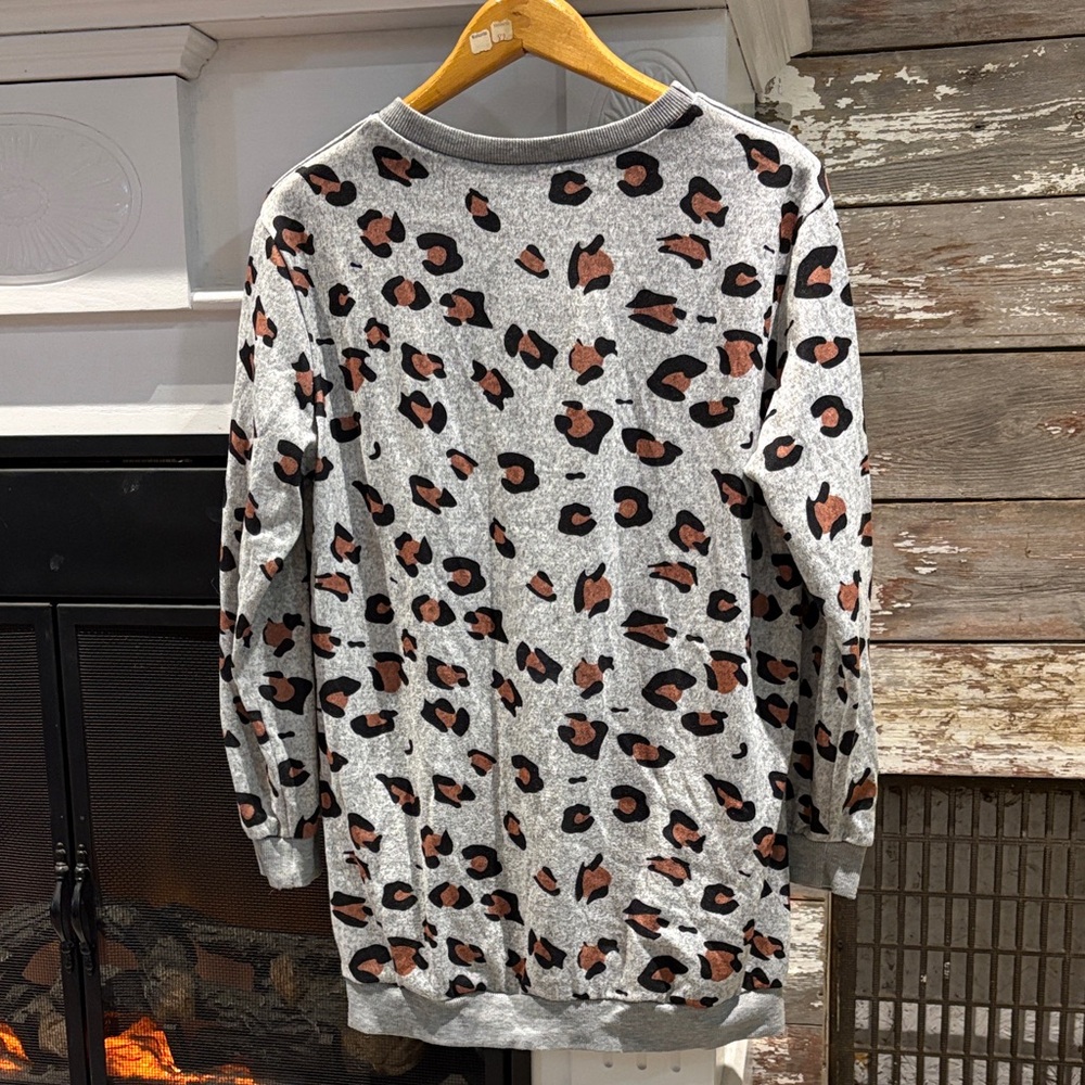 Leopard Print Light Knit Sweater - Picture 3 of 6